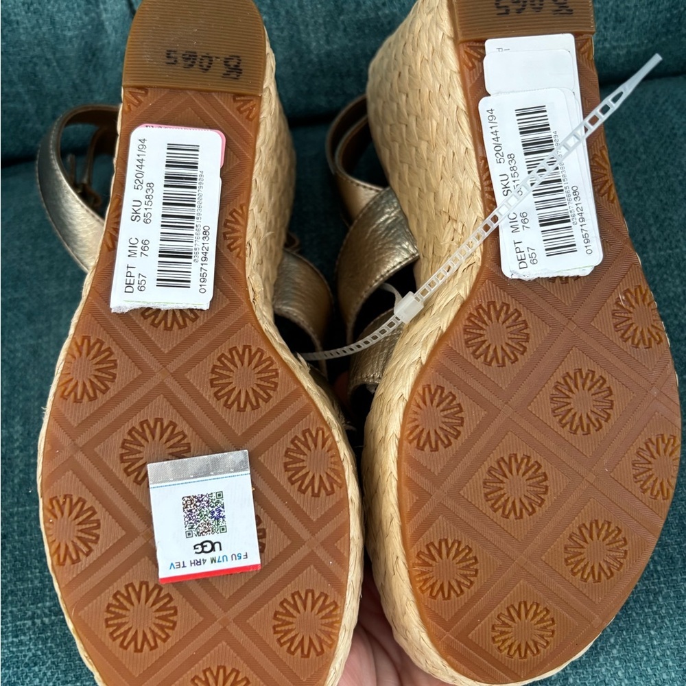BRAND NEW UGG careena platform sandal in gold metallic, size 8 - Picture 7 of 11